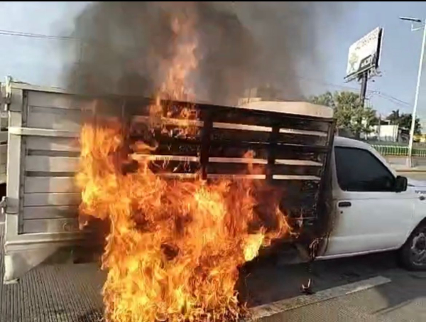 Una camioneta tipo “estaquita” fue destruida por el fuego en el kilómetro 83 del Paso Exprés, a la altura de la colonia Antonio Barona del municipio de Cuernavaca.