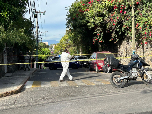 Una maestra de educación física fue a asesinada a balazos por delincuentes que le robaron su camioneta en el Centro de Cuernavaca.