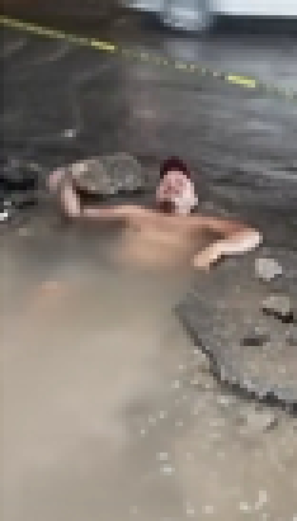 APROVECHAN FUGA DE AGUA PARA NADAR EN EL POLVORÍN