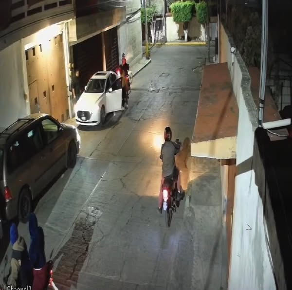 Banda de motociclistas roba vehículos en Cuernavaca y Jiutepec; cámaras los exhiben