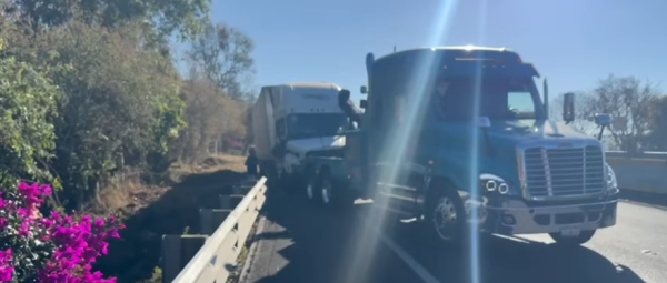 Tráiler se sale de la autopista México-Cuernavaca; el conductor habría dormitado al volante